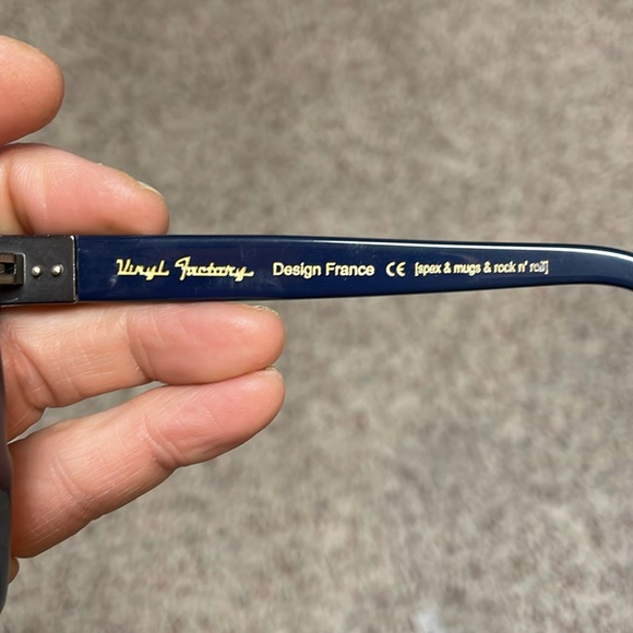 Vinyl factory frames - Picture 3 of 10